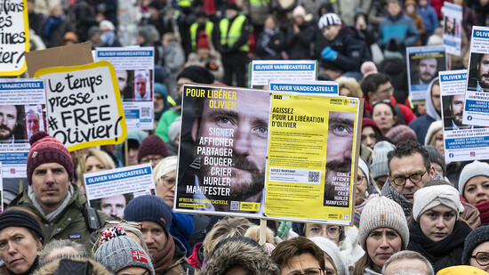 FILED - Menschen protestieren in Brüssel gegen die Festnahme von Olivier Vandecasteele im Iran. Der belgische Entwicklungshelfer ist wieder frei. Photo: Hatim Kaghat/BELGA/dpa