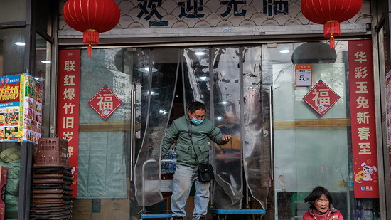 Die Inflation in China bleibt auf tiefem Niveau: Ein Mann verlässt ein Geschäft in Shanghai (Archivbild).