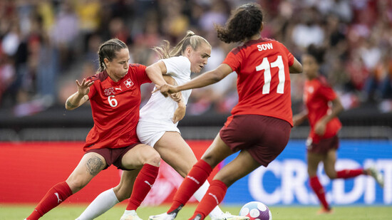 Vorbereitung auf die EM: Geraldine Reuteler kämpft mit der Engländerin Georgia Stanway und ihrer Teamkollegin Coumba Sow (von links) während eines Freundschaftsspiels zwischen der Schweiz und England um den Ball. 
