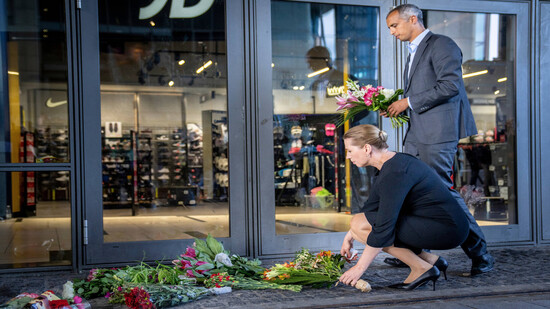 Zum Gedenken an die Opfer: Premierministerin Mette Frederiksen und Justizminister Mattias Tesfaye legen am Tatort Blumen nieder. 