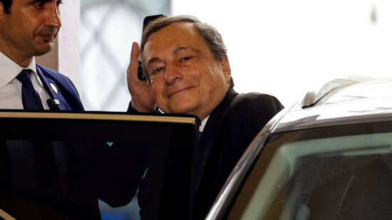 Nun ist es endgültig: Der Italienische Premierminister Mario Draghi verlässt den Palazzo Giustiniani nachdem er gegenüber der Präsidentin des Senats seinen Rücktritt bekanntgegeben hat.