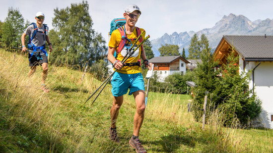 Nahe am Ziel: Ein Männerteam hat kurz vor dem Ende des Swiss International Mountain Marathon das Lachen wieder gefunden. 