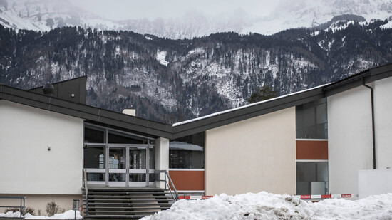 Maximal 20 Grad: Alle Gebäude der Gemeinde Glarus Nord wie hier das Schulhaus Schnegg in Näfels sollen weniger geheizt werden.