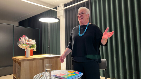 Eine bunte Mischung in Wort und Bild: Herausgeberin Irene Spälti-Bornhauser stellt das Jubiläumsbuch «50 Jahre Glarner Musikschule» an der Vernissage vor. 