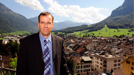 Da war die Welt für Daniel Anrig noch in Ordnung: Der frischernannte Kommandant der päpstlichen Schweizergarde präsentiert sich am 19. August 2008 an einer Medienkonferenz in Glarus. Ob er ins Glarnerland zurückkehrt, ist fraglich. 