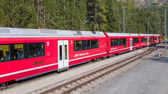 Die kleine Rote fährt Rekord ein: Die Rhätische Bahn, hier beim Wegfahren am Bahnhof Davos Wolfgang auf dem Wolfgangpass, rechnet für das Jahr 2022 mit einem Unternehmensergebnis von sechs Millionen Franken.