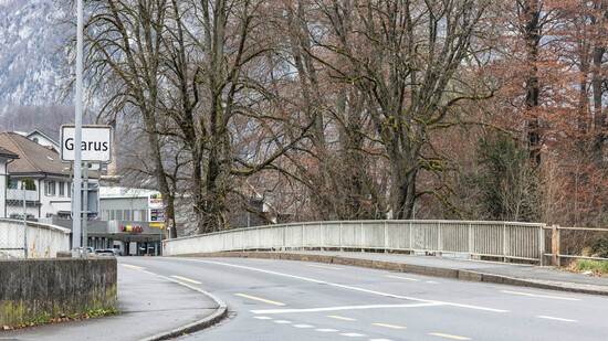Ort des Geschehens: Ein Mann hat auf der Ennendaner Linthbrücke eine andere Person angespuckt.