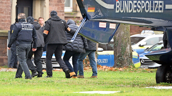 Festgesetzt: Eine Person (2. von rechts) wird von Polizisten aus einem Hubschrauber gebracht. Die Bundesanwaltschaft hat am gestrigen Mittwochmorgen mehrere Menschen aus der sogenannten «Reichsbürgerszene» im Zuge einer Razzia festnehmen lassen. 