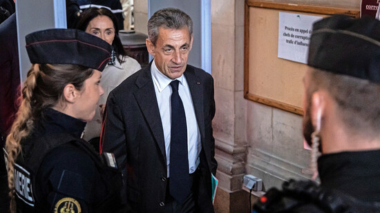 Plädiert auf Freispruch: Der frühere französische Präsident Nicolas Sarkozy ist am Montag zum Auftakt des Berufungsprozesses – wegen Korruption und Vorteilsnahme – in Paris vor Gericht erschienen. 