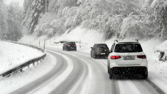 Schlechte Verhältnisse: Bei schneebedeckten Strassen ist das Autofahren grundsätzlich gefährlicher.