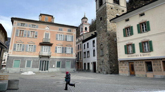 Die Piazza: Im Winter ist der Dorfplatz von Poschiavo nahezu menschenleer.