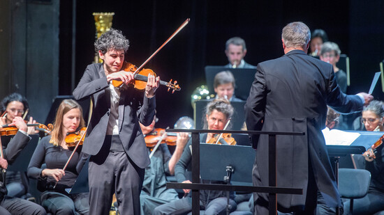 Ebenbürtige Partner: Unter der Leitung von Philippe Bach spielt der Sologeiger Itamar Zorman zusammen mit der Kammerphilharmonie Graubünden im Theater Chur. 