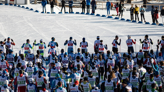 Angespannt: Die Läuferinnen und Läufer warten 2022 in Lantsch/Lentz auf den Startschuss zum 37. Planoiras Volkslanglauf.