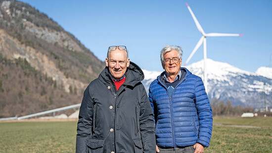 Grosse Pläne: An dieser Stelle, 800 Meter von der bestehenden Anlage Richtung Chur, wollen Josias Gasser (links) und Jürg Michel ein zweites Windrad errichten.