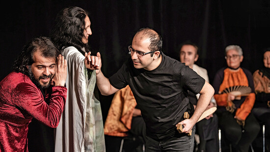 Bald vor Publikum: Im Theater Klibühni in Chur proben die Mitglieder der Theatergruppe Global Players ihr Stück «Shakespeare oder so».