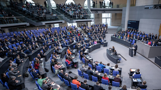 736 Sitze: Der deutsche Bundeskanzler Olaf Scholz hält im Der Bundestag wird am Freitag über seine Verkleinerung abstimmen. Die CSU droht bereits mit einer Klage.Bundestag eine Rede. 