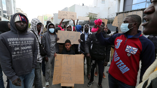 «Evakuation ist die einzige Option»: Afrikanische Migranten aus Subsahara-Afrika protestieren in der tunesischen Hauptstadt Tunis vor dem Hauptsitz der Internationalen Organisation für Migration für die Rückführung in ihr Herkunftsland. Für sie hat sich die Lage in Tunesien zugespitzt. 