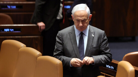 Nachdenklich: Der israelische Premierminister Benjamin Netanjahu nimmt am Montag an einer Abstimmungsstunde in der Knesset, dem israelischen Parlament, in Jerusalem teil. 