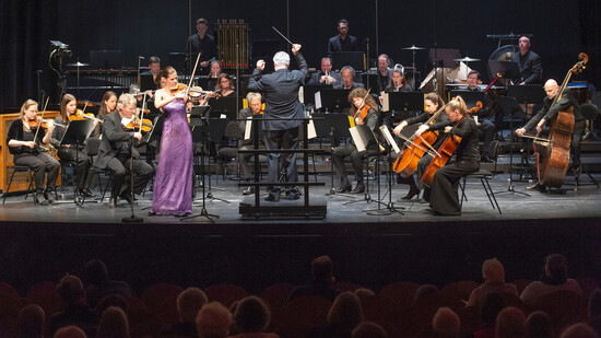 Lichtgestalt: Simone Zgraggen (links der Mitte) glänzt im Theater Chur als Solistin in György Ligetis Violinkonzert, begleitet von der Kammerphilharmonie Graubünden unter der Leitung von Philippe Bach. 