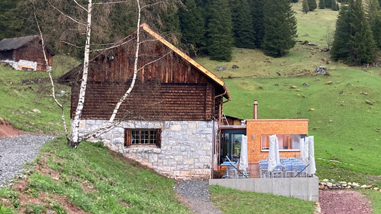 Frisch renoviert: In wenigen Tagen wäre die umgebaute Äugstenhütte eingeweiht worden.