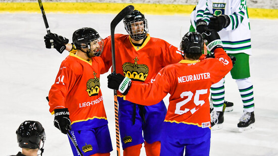 Grosser Jubel: Liechtensteins Nationalteam bejubelt am IIHF Development Cup ein Tor.