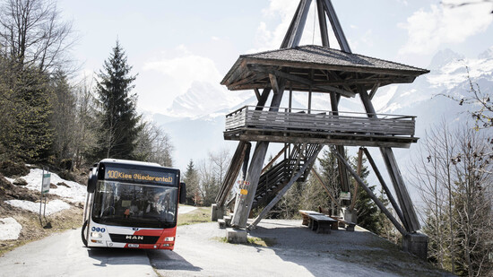Die Ersatzroute kommt wieder zum Einsatz: Ab nächsten Samstag fährt der Bus von Schwanden ins Kies einen Umweg über den Tannenberg, wo er am «Krähennest» vorbeikommt. Grund für den Routenwechsel ist wie schon vor einem Jahr ein Erdrutsch.