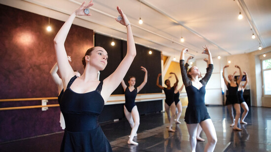«Wir sind parat»: Oona Lorenz (vorne) probt mit ihrer Gruppe in der Tanzschule Tanzerina in Chur für «Le quattro stagioni».  