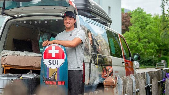 Kitesurfer aus Chur: Während der Saison ist Bruce Kessler oft mit seinem umgebauten Bus unterwegs.