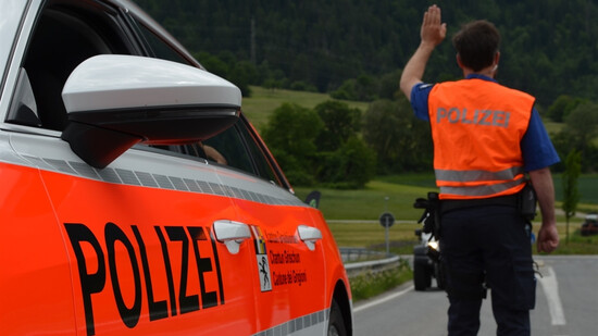 Kontrolle duch Betäubungsmittelspürhund: Die Kantonspolizei Graubünden beschlagnahmt ein Kilo Haschisch und Marihuana, dass in einem Auto mitgeführt wurde. 