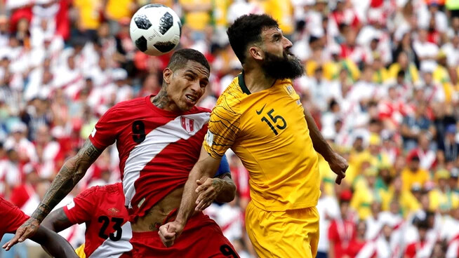 Australiens Captain Mile Jedinak (rechts) steigt höher als Paolo Guerrero, doch zum Matchwinner avanciert der Peruaner