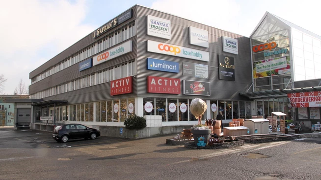 Dach des Anstosses: Auf dem Coop Bau und Hobby in Jona soll eine Swisscom-Antenne zu stehen kommen. Das passt einigen Anwohnern 