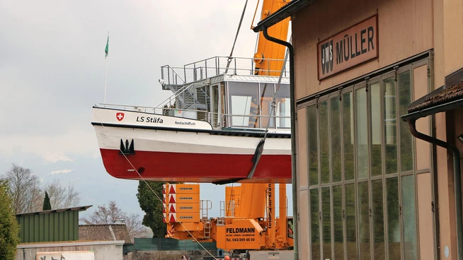 Die «LS Stäfa» hat wieder Wasser unter dem Kiel. Das 115 Tonnen schwere Schiff wurde komplett saniert.
