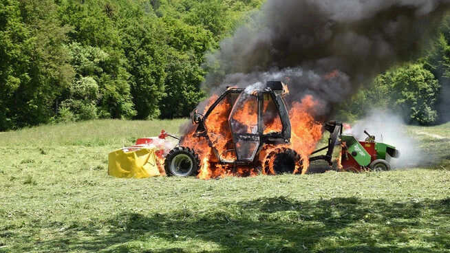 Das landwirtschaftliche Fahrzeug brannte komplett aus.