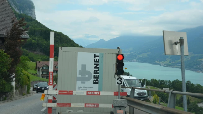 Hat die Planung durcheinandergebracht: Die Arbeiten an einer Stützmauer auf der Strecke nach Amden dauern länger als geplant. Deshalb muss eine ebenfalls geplante Belagssanierung auf der Strecke in den nächsten Sommer verschoben werden. 