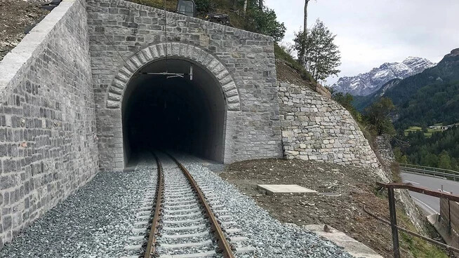 Das Tunnelportal des Giarsuntunnels erstrahlt in neuem Glanz.