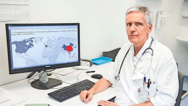 Dr. Felix Fleisch informiert sich regelmässig über die aktuelle Zahl der weltweit am Coronavirus infizierten Personen.