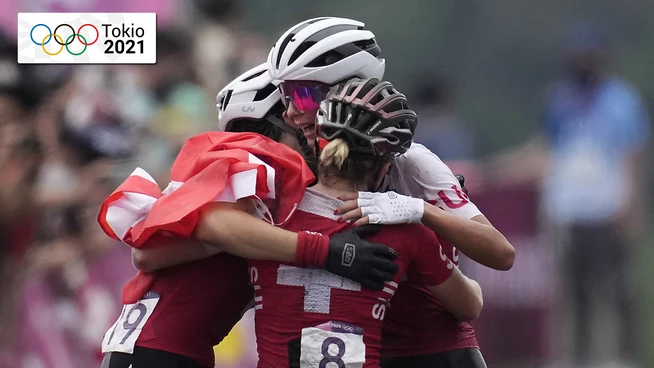 Kollektive Glückseligkeit: Linda Indergand, Jolanda Neff und Sina Frei (von links).