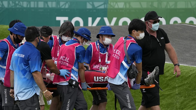 Rettungskräfte müssen Connor Fields nach seinem schweren Sturz auf der Trage abtransportieren