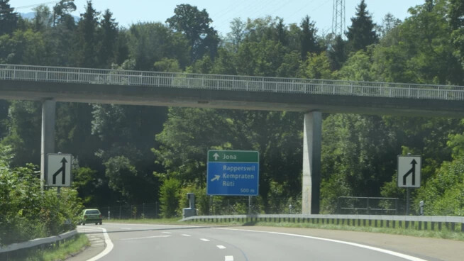 Aus zwei Spuren wird eine: Der Blitzer vor der Ausfahrt Rapperswil registriert, wenn Fahrzeuge die Sperrfläche überfahren.
