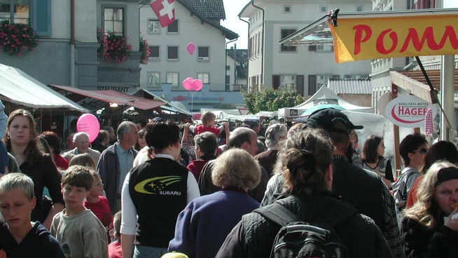 Als Corona nur ein Bier war: Am Kaltbrunner Markt drängen sich 2005 Besucherinnen und Besucher in beiden Richtungen.