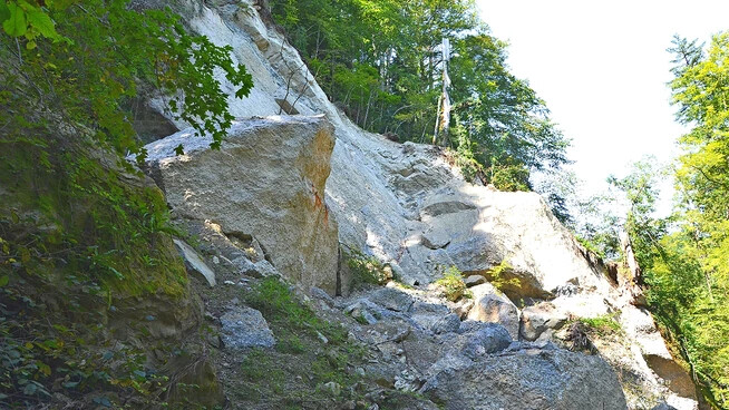 Massiv: Im Aabachtobel sind grosse Mengen Fels abgebrochen. 