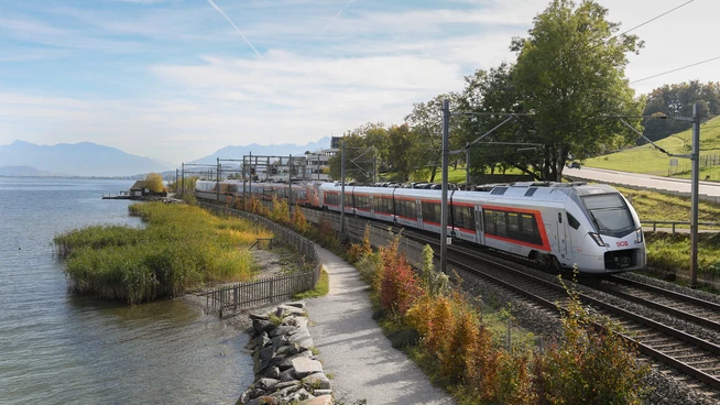 Am linken Zürichseeufer entlang: Der neue Interregio «Aare Linth» schafft für die Region zusätzliche, schnellere und direktere Verbindungen.