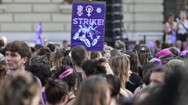 Wie schon letztes Jahr werden sich kommenden 14. Juni zahlreiche Menschen zum feministischen Streik versammeln. Vier Monate vorher ist die Kampagne zum diesjährigen Streik lanciert worden. Hauptthema ist die Arbeitswelt. (Archivbild)