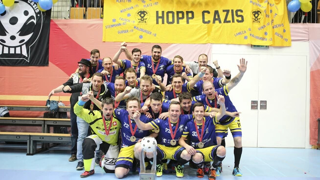 Nun auch Meister: Nach dem Cuptitel (Bild von 2020) gewinnt die Kleinfeldmannschaft Blau-Gelb Cazis auch den Titel in der Meisterschaft.