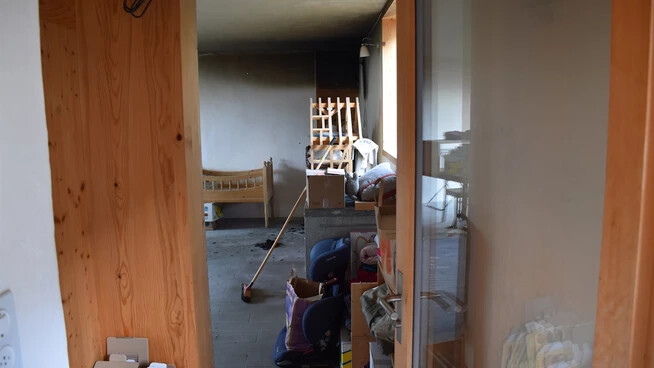 Feuer im Parterre eines Wohnhauses: Der Wohnraum wurde stark beschädigt.