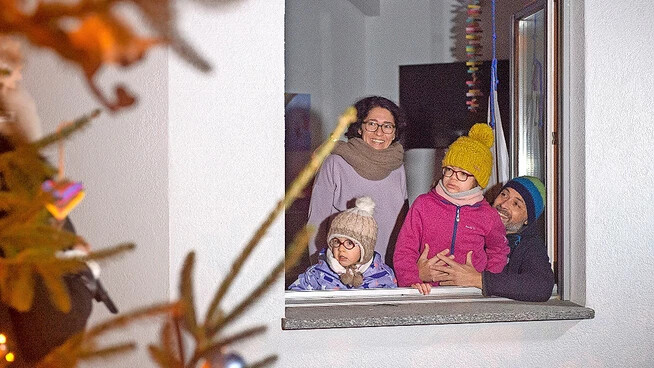 Damit haben sie nicht gerechnet: Familie Rosario wird vom Südostschweiz-Christkind vor ihrem Fenster in Zizers überrascht.