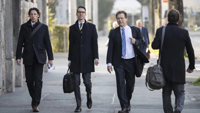 Raiffeisen-Prozess: Chefankläger  Marc Jean-Richard-dit-Bressel (erster von rechts)  mit seinen zwei Staatsanwälten  am letzten Tag des Prozesses auf dem Weg zum Zürcher Volkshaus. 
