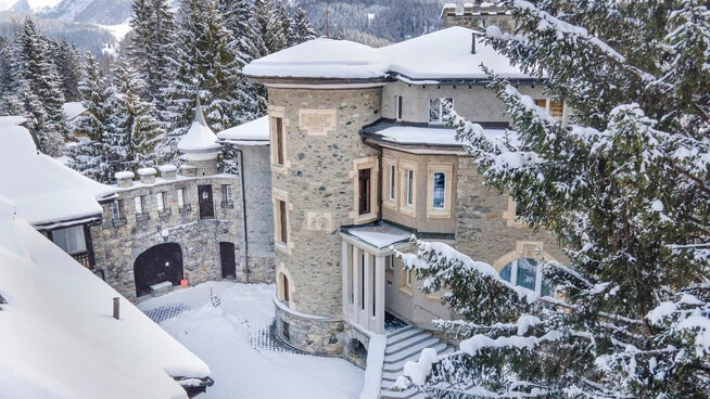 Das Château Bruxelles in Davos – Blick in den Innenhof. 