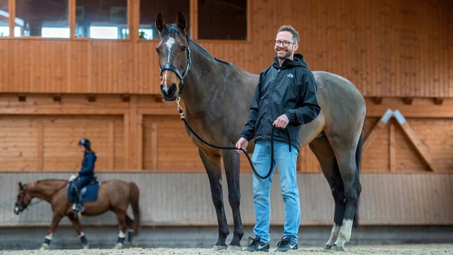 Liebe zum Reitsport: Der Landwirt Christian Mehli hat Freude in seiner eigenen Reithalle. Seit drei Jahren setzt er sich für den Bau einer neuen Reithalle in Chur ein, damit junge Menschen den Weg zum Reitsport finden. 