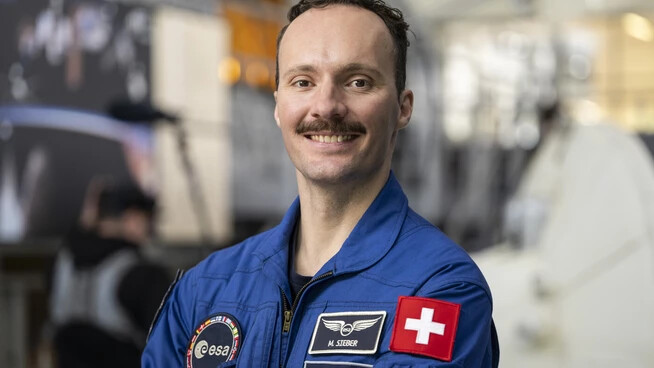 Am vergangenen Montag in Köln: Der Berner Arzt Marco Alain Sieber und frisch diplomierte ESA Astronaut posiert in der Trainingshalle des Astronautenzentrums der ESA.